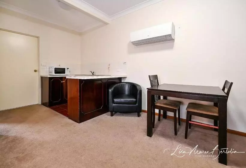 اتاق خانوادگی, Narrandera Club Motor Inn