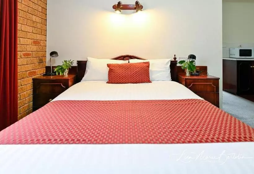 اتاق خانوادگی, Narrandera Club Motor Inn