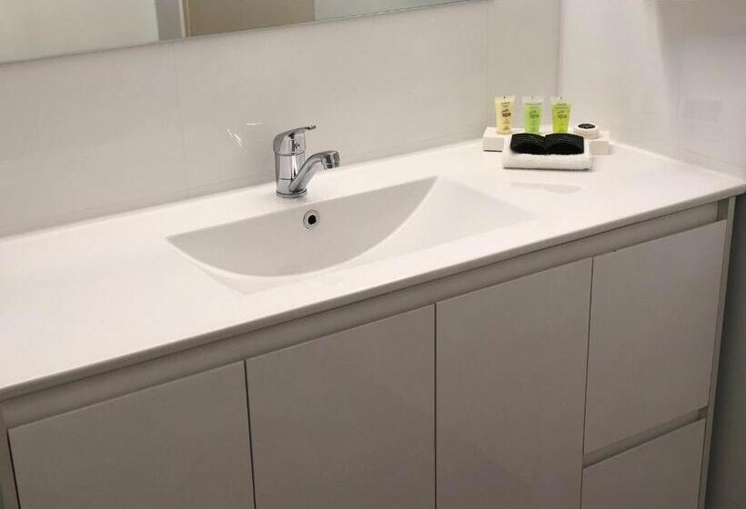 اتاق خانوادگی, Parkdale Motor Inn