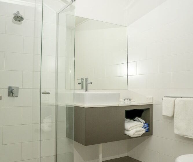 חדר משפחתי, Posthouse Motor Lodge