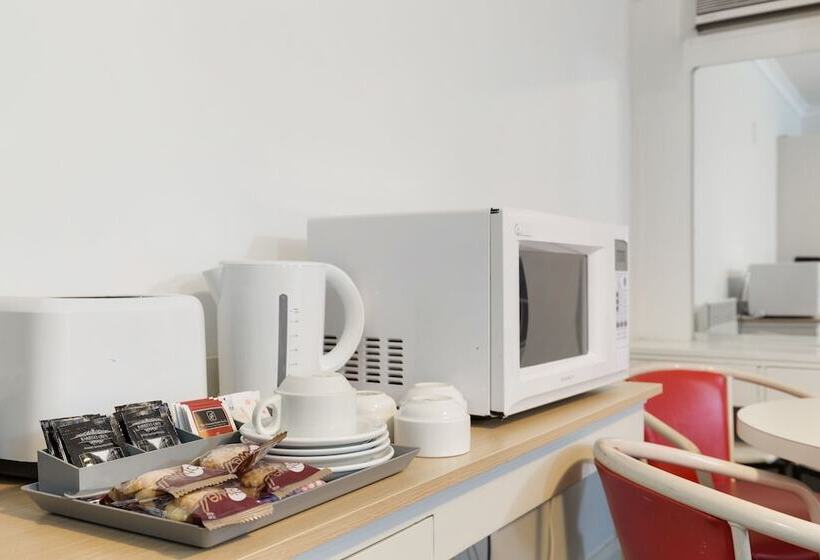 اتاق خانوادگی, Alexander Motor Inn