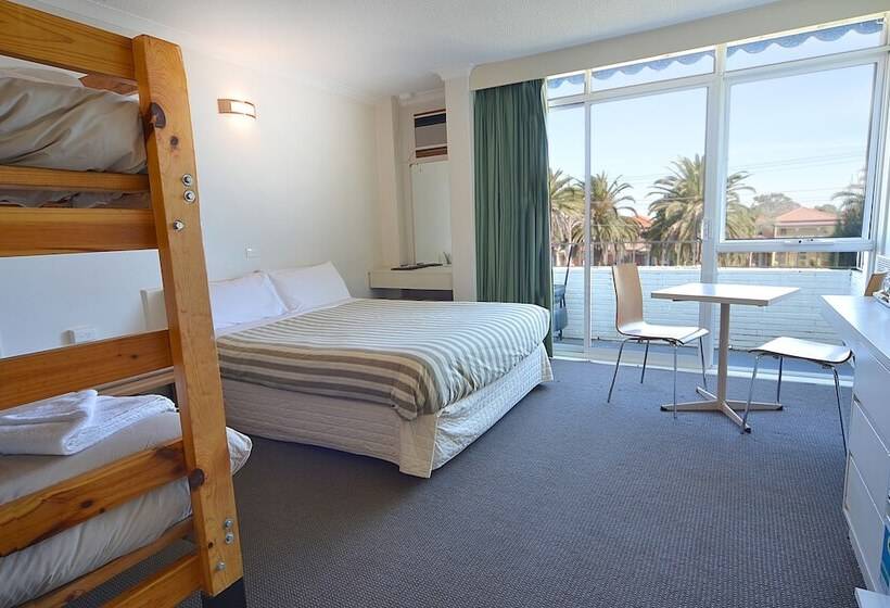 اتاق خانوادگی, Alexander Motor Inn