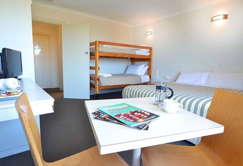 اتاق خانوادگی, Alexander Motor Inn