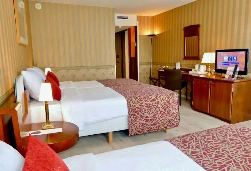 اتاق استاندارد سه نفره, Golden Tulip Hotel De’ Medici