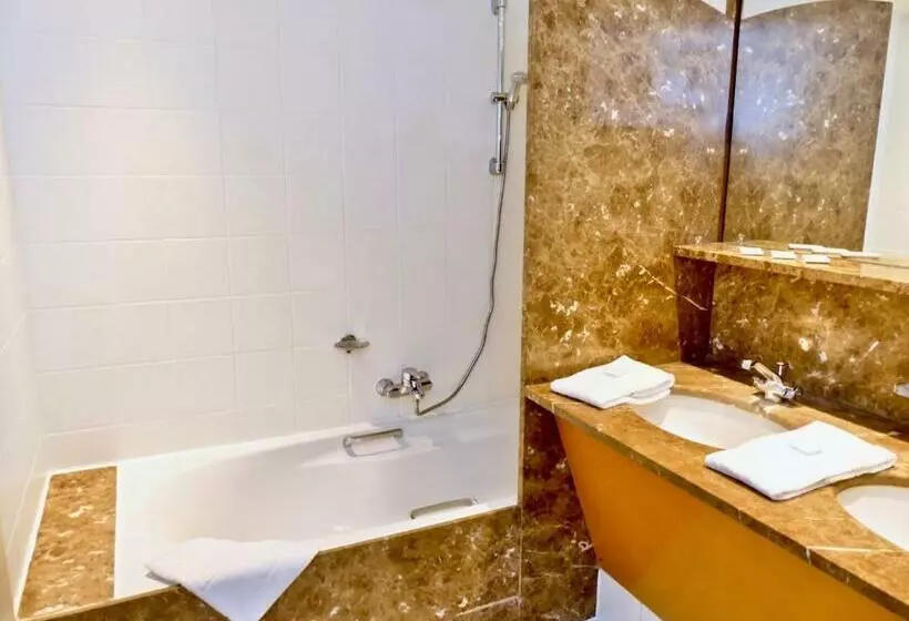 اتاق استاندارد سه نفره, Golden Tulip Hotel De’ Medici