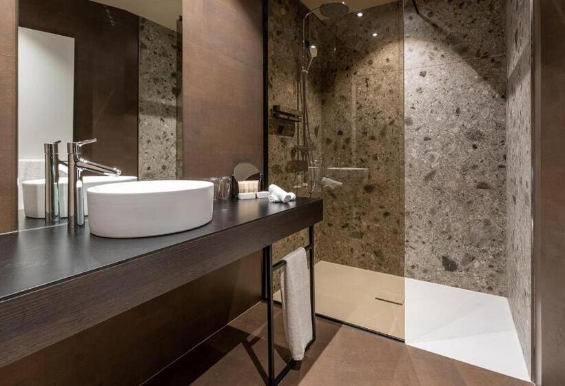 标准间, Britannia