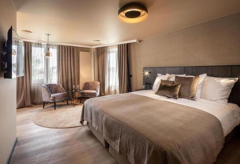 高级大房间, Britannia