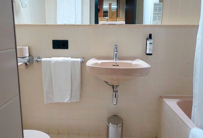 اتاق استاندارد چهار تخته, Comtes D’urgell by Nexta