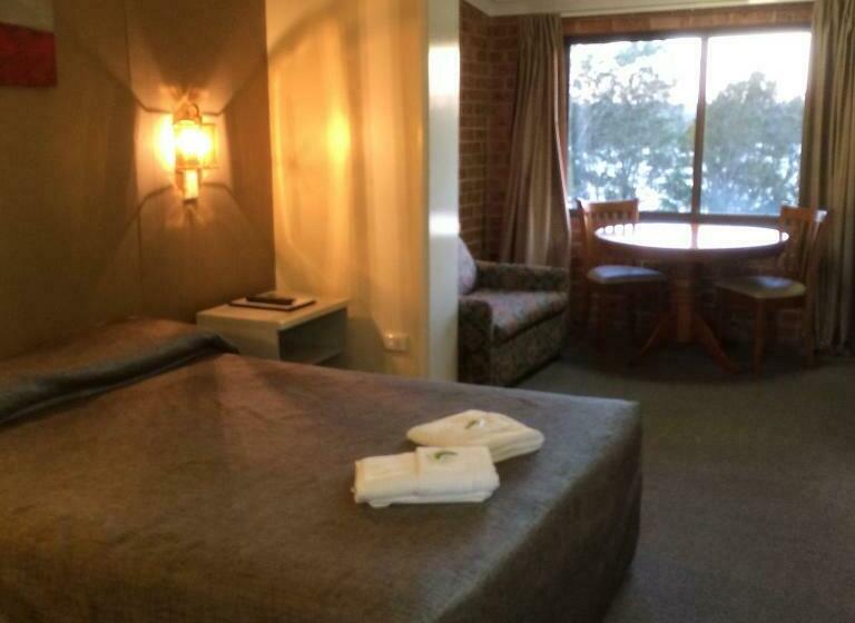 סוויטה משפחתית, Riverview Motor Inn