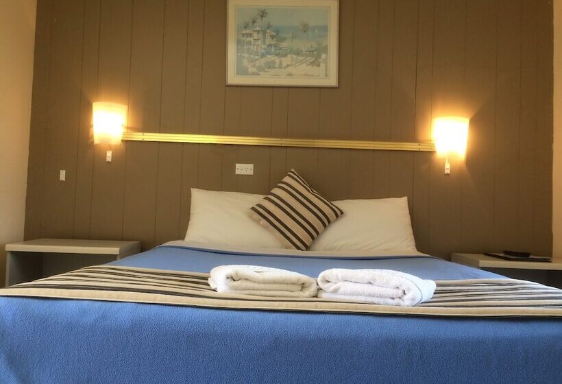 חדר משפחתי, Riverview Motor Inn