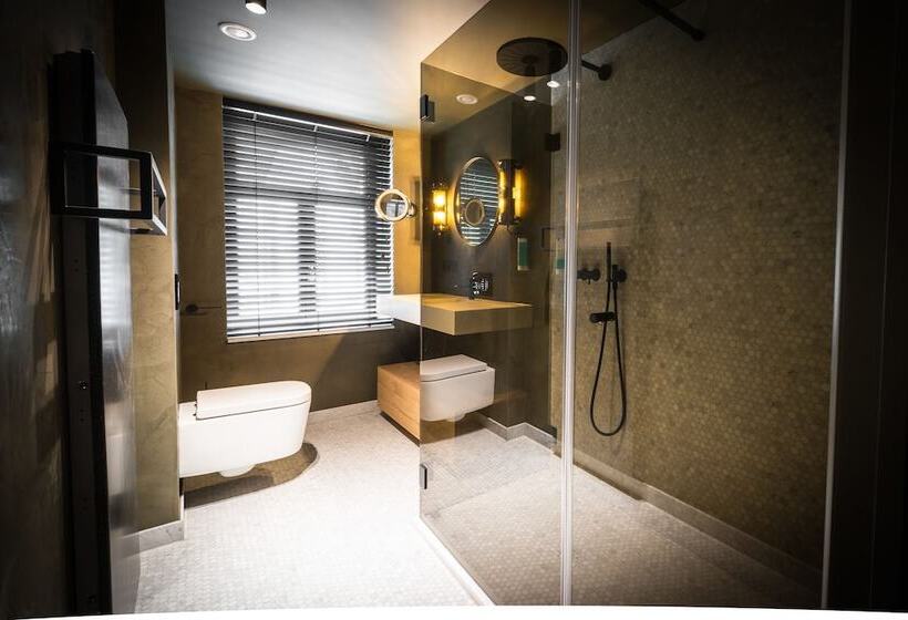 Номер Deluxe, Sanglier