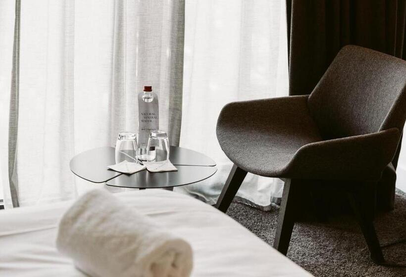 高级大房间, Serwir