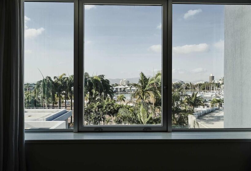 Номер Deluxe, The Ville Resort Casino