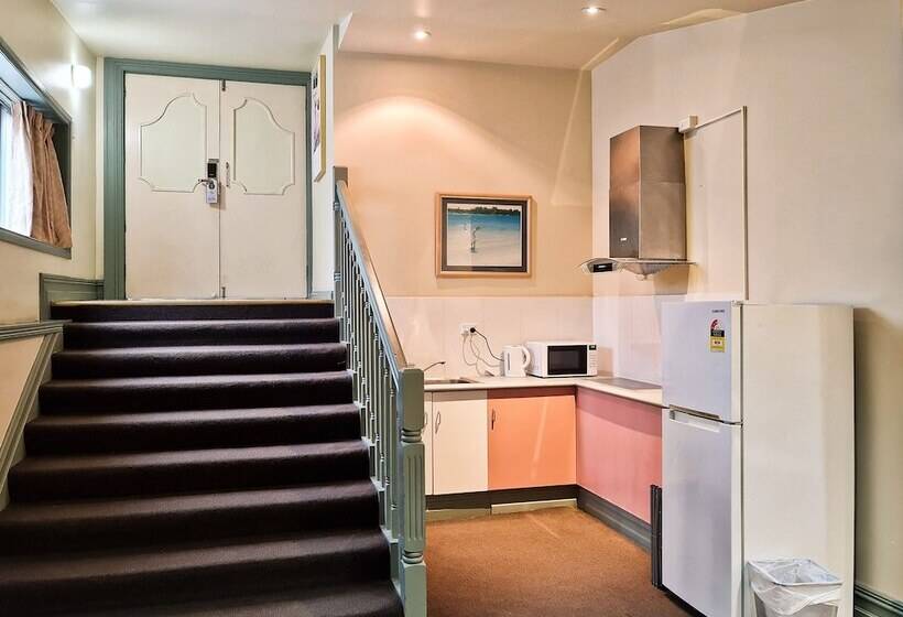 חדר אקונומי, Twin Towers Inn