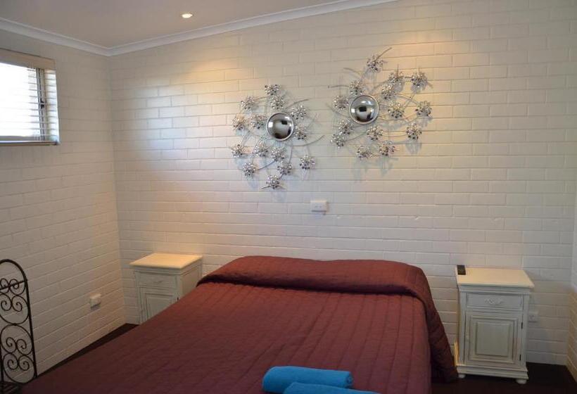 جناح عائلي, Warwick Motor Inn