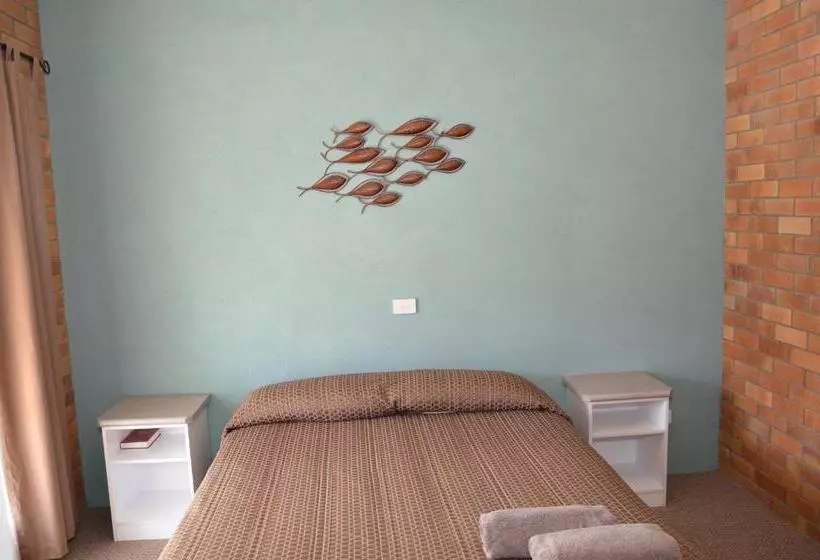 Suite Familiar, Warwick Motor Inn