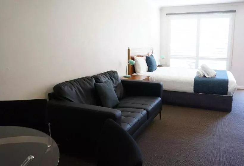 سوییت خانوادگی, Waves Motel And Apartments