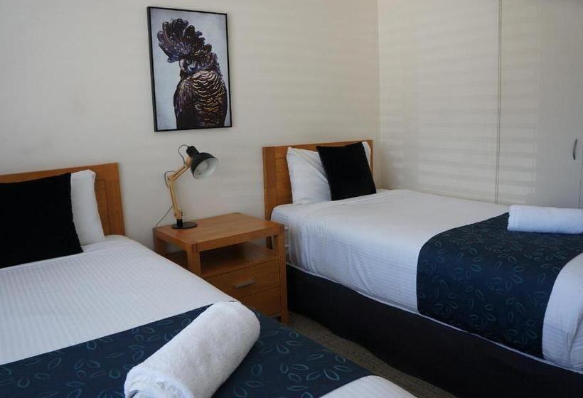 패밀리 스위트, Waves Motel And Apartments