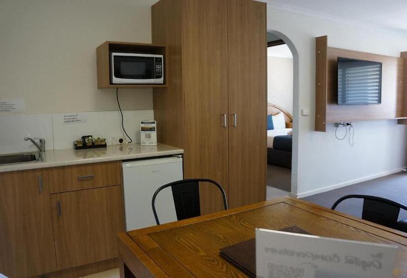 Suite Queen Bed, Waves Motel And Apartments