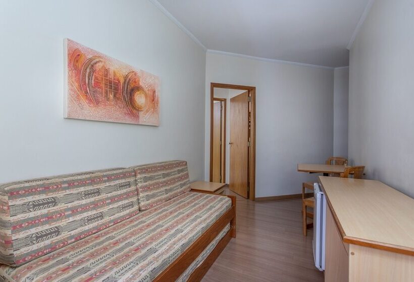 اتاق سوپریور, Augusta Boulevard