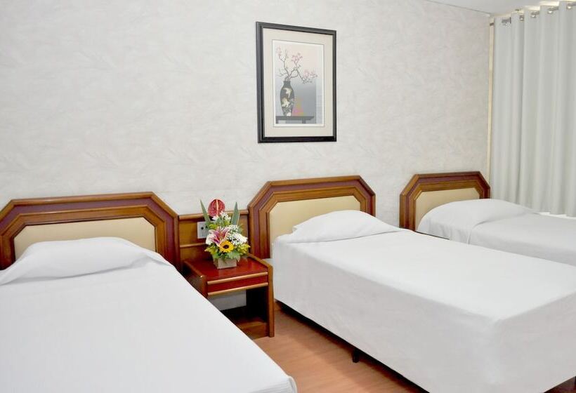 חדר סטנדרט לשלושה, Caravelle Palace