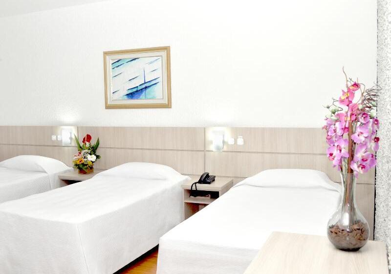 חדר סטנדרט לשלושה, Caravelle Palace