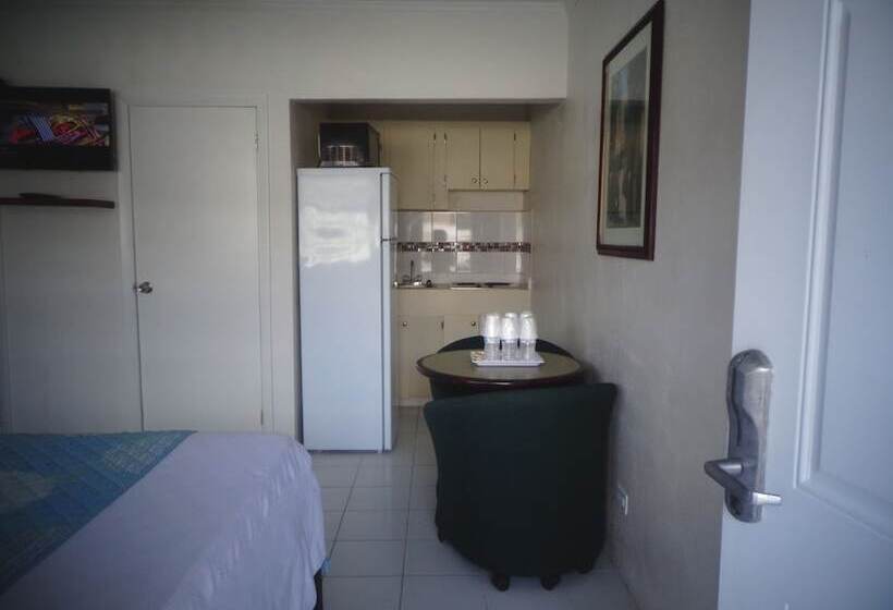 استودیوی سوپریور, Colony Club Inn & Suites