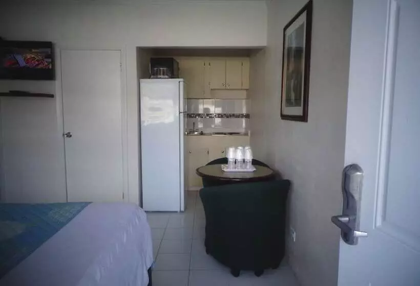استودیوی سوپریور, Colony Club Inn & Suites