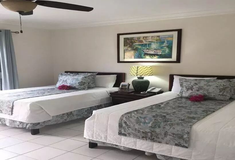 استودیوی سوپریور, Colony Club Inn & Suites