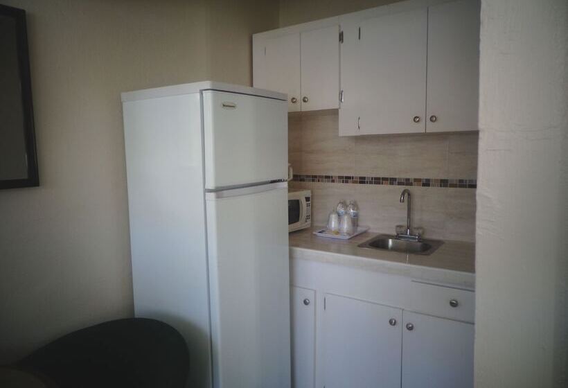 استودیوی سوپریور, Colony Club Inn & Suites