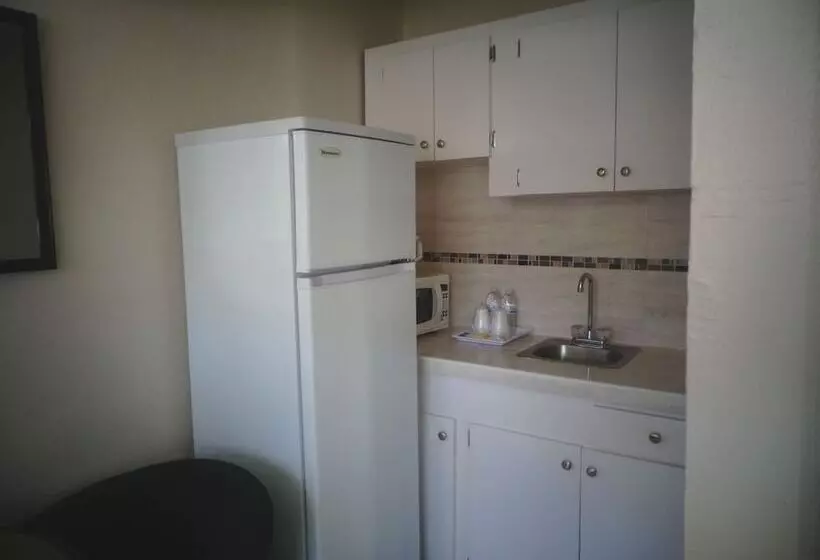 استودیوی سوپریور, Colony Club Inn & Suites