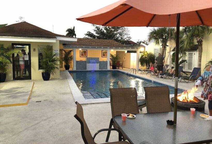 استودیوی سوپریور, Colony Club Inn & Suites