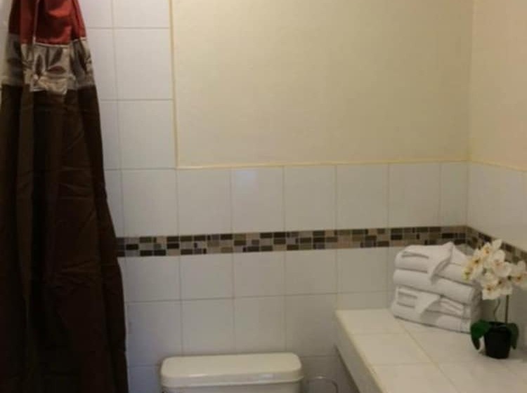 استودیوی سوپریور, Colony Club Inn & Suites