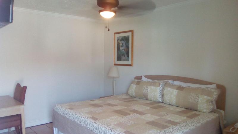 اتاق استاندارد, Colony Club Inn & Suites