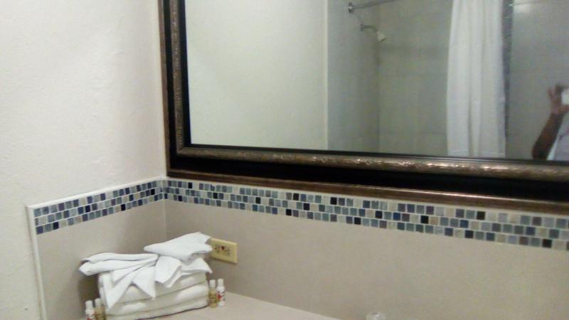 اتاق استاندارد, Colony Club Inn & Suites