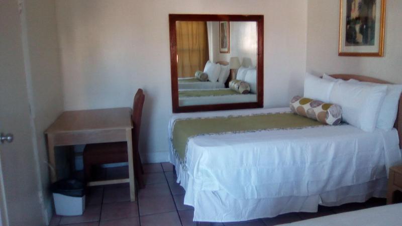 اتاق استاندارد, Colony Club Inn & Suites