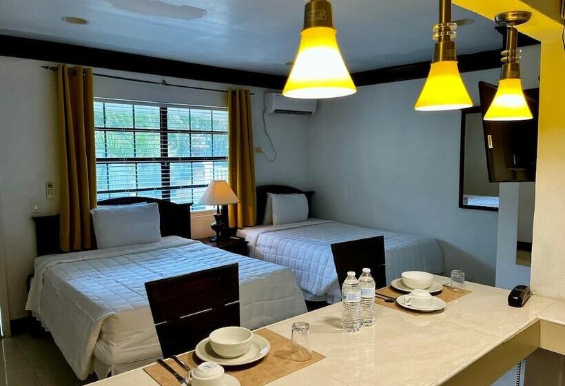 استودیوی سوپریور, Colony Club Inn & Suites