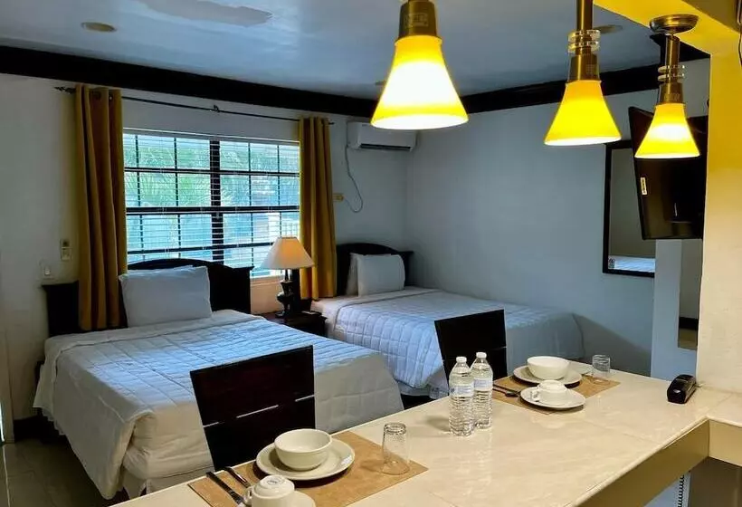 استودیوی سوپریور, Colony Club Inn & Suites