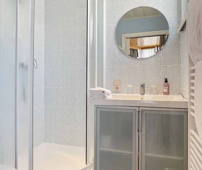 اتاق راحتی, Georges