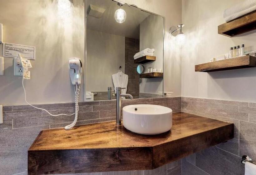 מיטת קינג בסוויטה, Riôtel Carleton Sur Mer