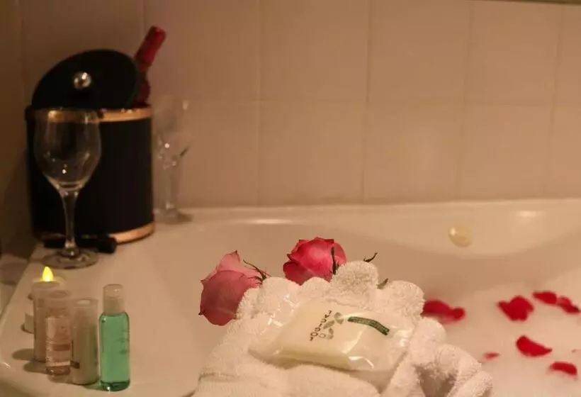 سوئیت با وان آب گرم, Nomad Hotel & Suites