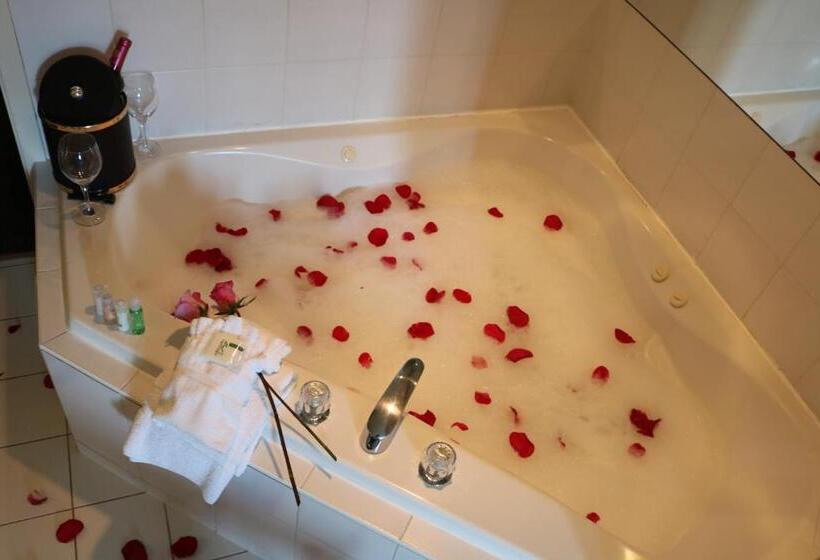 جناح مزود بجاكوزى, Nomad Hotel & Suites