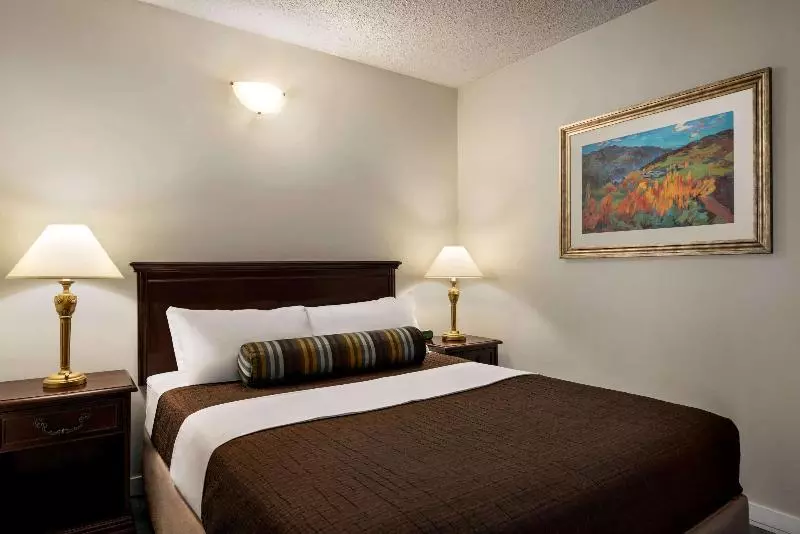 スタンダードルーム, Ramada By Wyndham Gananoque Provincial Inn