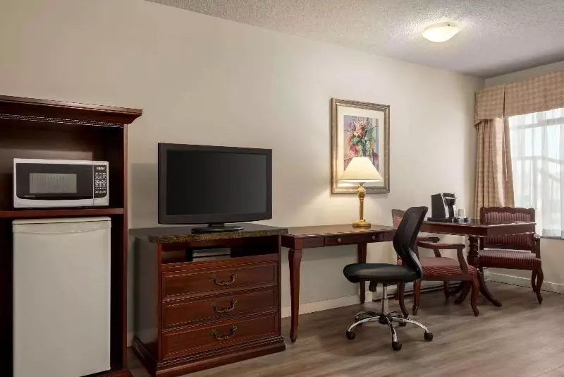 スタンダードルーム, Ramada By Wyndham Gananoque Provincial Inn