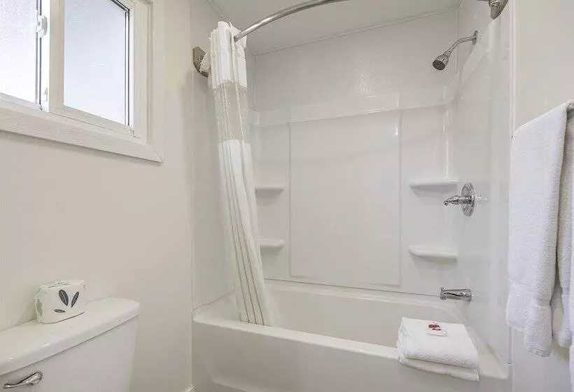 ２ダブルベッドのスタンダードルーム, Ramada By Wyndham Gananoque Provincial Inn