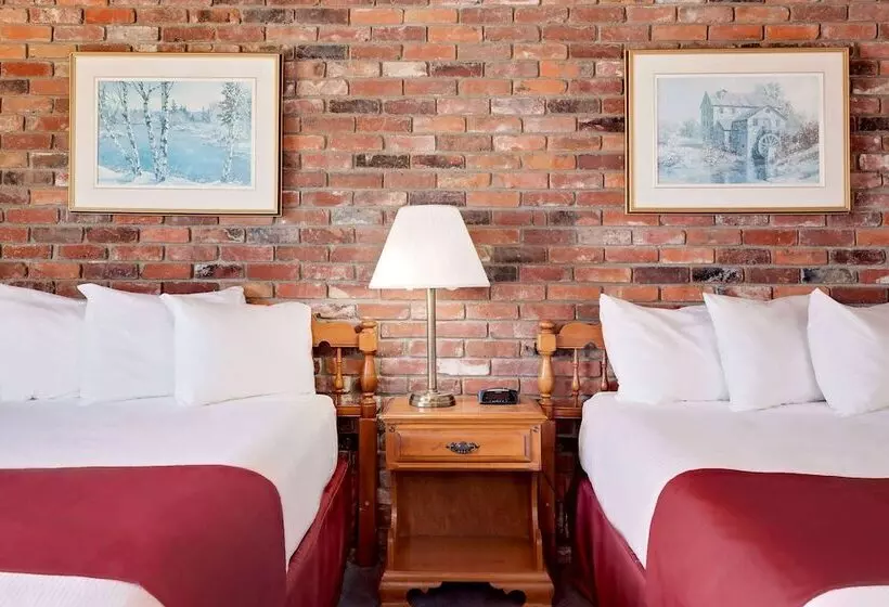 ２ダブルベッドのスタンダードルーム, Ramada By Wyndham Gananoque Provincial Inn