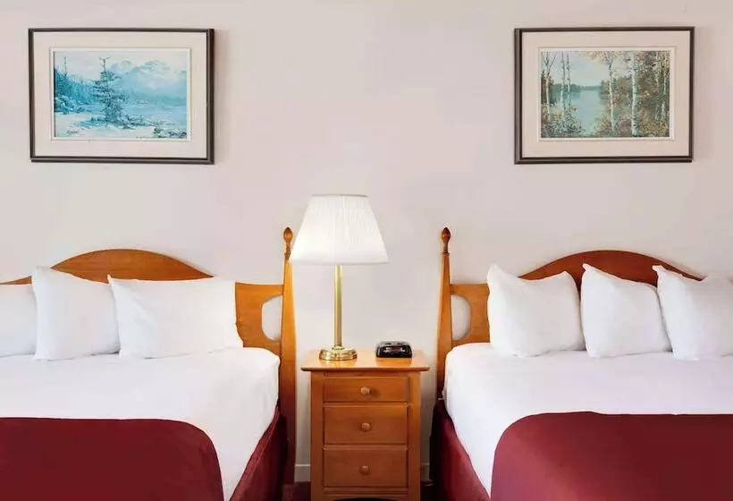 ２ダブルベッドのスタンダードルーム, Ramada By Wyndham Gananoque Provincial Inn