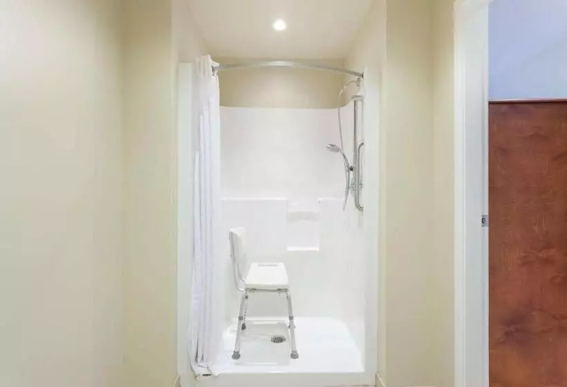 اتاق استاندارد برای معلولان, Super 8 By Wyndham Abbotsford Bc