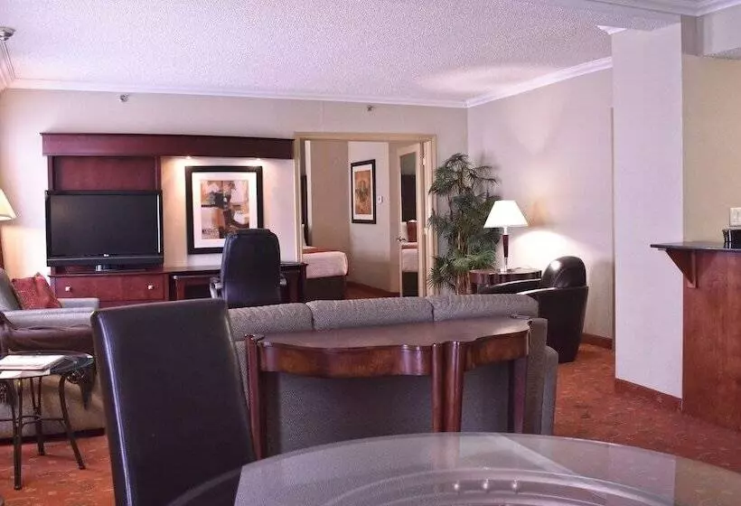 سوییت اجرایی, Hamilton Plaza Hotel & Conference Center