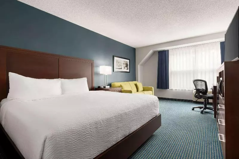 Standard-huone King-vuode, Days Inn By Wyndham Sarnia Harbourfront